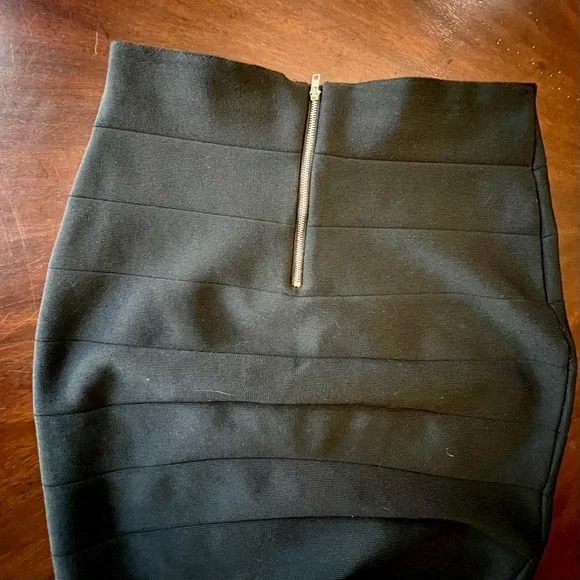 Stretchy skirt. Down to your knee - Picture 2 of 3